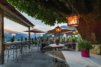 Ein allgemeiner Bergblick oder ein Berglick von des Hotels aus
