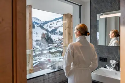 Ein allgemeiner Bergblick oder ein Berglick von des Aparthotels aus