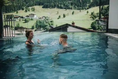 Der Swimmingpool an oder in der Nähe von Adler Resort