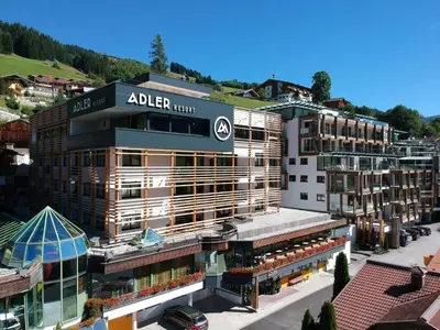 Ein allgemeiner Bergblick oder ein Berglick von des Aparthotels aus