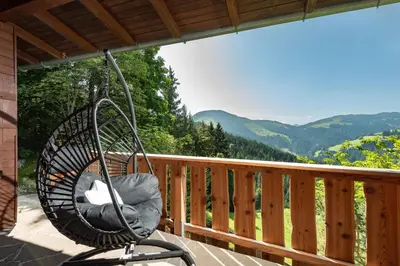 Ein allgemeiner Bergblick oder ein Berglick von des Ferienhauses aus