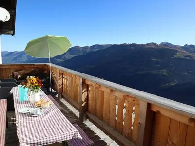 Ein allgemeiner Bergblick oder ein Berglick von des Ferienhauses aus