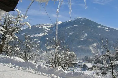 Ein allgemeiner Bergblick oder ein Berglick von der Ferienwohnung aus