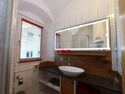 Ein Badezimmer in der Unterkunft Apartment building, Fügen