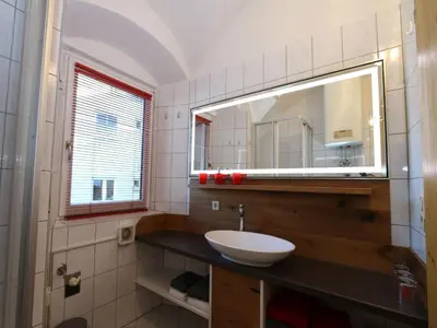 Ein Badezimmer in der Unterkunft Apartment building, Fügen