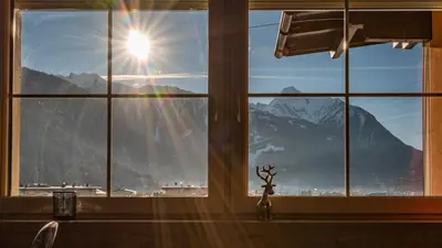 Ein allgemeiner Bergblick oder ein Berglick von des Gasthauses aus