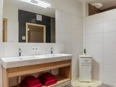 Ein Badezimmer in der Unterkunft Chalet in Wald near Ski Slopes