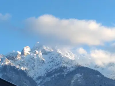 Ein allgemeiner Bergblick oder ein Berglick von der Ferienwohnung aus