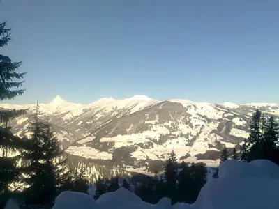 Ein allgemeiner Bergblick oder ein Berglick von der Ferienwohnung aus