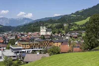 Ein allgemeiner Bergblick oder ein Berglick von der Ferienwohnung aus