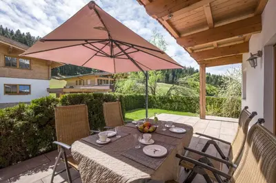 Ein Garten an der Unterkunft Apartment Enzian