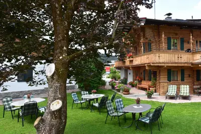 Blick auf einen Fluss in der Nähe der Pension