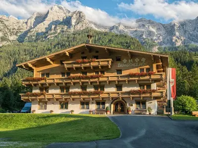 Ein allgemeiner Bergblick oder ein Berglick von des Aparthotels aus