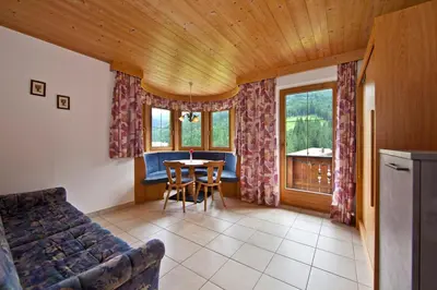 Ein Sitzbereich in der Unterkunft Appartements Staudacher