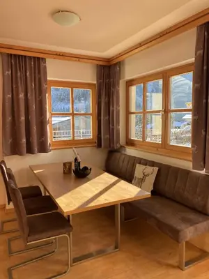 Ein Sitzbereich in der Unterkunft Landhaus Rosengartl Krimml
