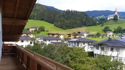 Ein allgemeiner Bergblick oder ein Berglick von des Ferienhauses aus