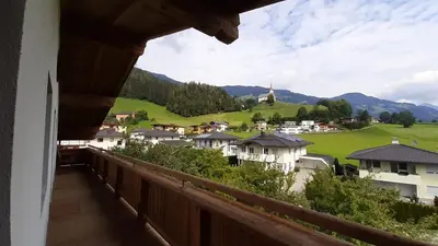 Ein allgemeiner Bergblick oder ein Berglick von des Ferienhauses aus