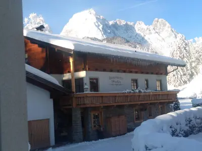 Ein allgemeiner Bergblick oder ein Berglick von der Ferienwohnung aus