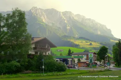 Ein allgemeiner Bergblick oder ein Berglick von des Aparthotels aus