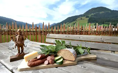 Ein allgemeiner Bergblick oder ein Berglick von der Ferienwohnung aus
