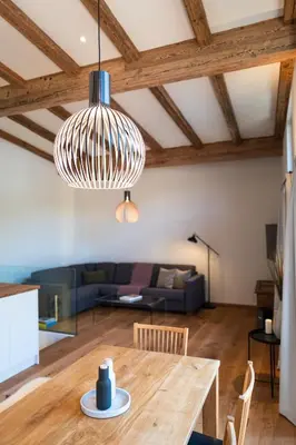 Ein Sitzbereich in der Unterkunft Wagstätt Residenzen Jochberg by Alpina-Holiday