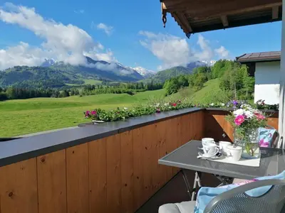 Ein allgemeiner Bergblick oder ein Berglick von der Ferienwohnung aus