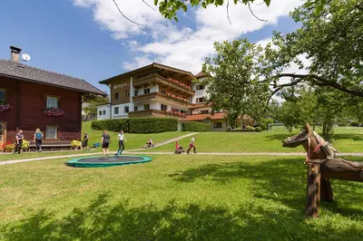 Ein Garten an der Unterkunft Appartements Haflingerhof