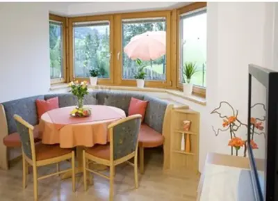 Ein Sitzbereich in der Unterkunft Apartment Landhaus Krall