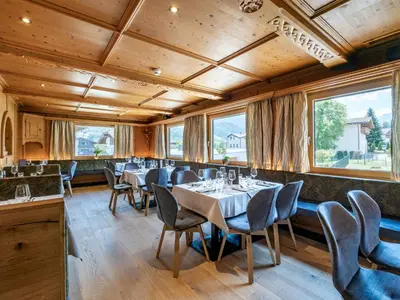 Ein Sitzbereich in der Unterkunft Hotel Alpina