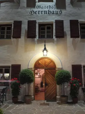 Eine Fassade oder ein Eingang zu Gasthof Herrnhaus