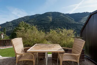 Ein allgemeiner Bergblick oder ein Berglick von des Aparthotels aus
