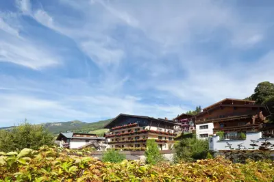 Ein allgemeiner Bergblick oder ein Berglick von des Aparthotels aus