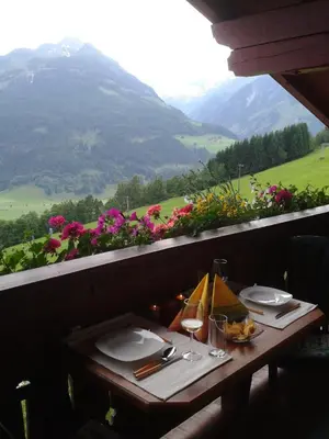 Ein allgemeiner Bergblick oder ein Berglick von der Ferienwohnung aus