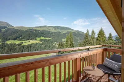 Ein allgemeiner Bergblick oder ein Berglick von des Ferienhauses aus