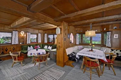 Ein Restaurant oder anderes Speiselokal in der Unterkunft Ferienhäuser Reither Almen