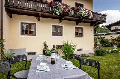 Ein Garten an der Unterkunft Salven-Lodge