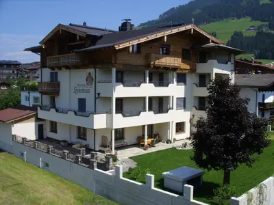 Ein allgemeiner Bergblick oder ein Berglick von der Pension aus
