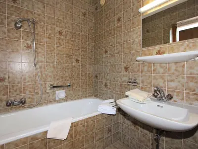 Ein Badezimmer in der Unterkunft Apartment Römerhof-3 by Interhome