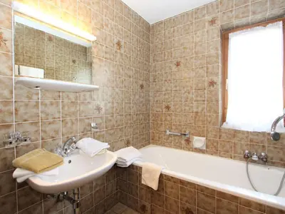 Ein Badezimmer in der Unterkunft Apartment Römerhof-5 by Interhome