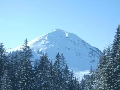 Ein allgemeiner Bergblick oder ein Berglick von des Bauernhofs aus