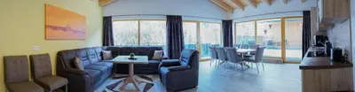 Ein Sitzbereich in der Unterkunft Alpenhof Chalets