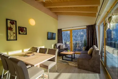 Ein Sitzbereich in der Unterkunft Alpenhof Chalets