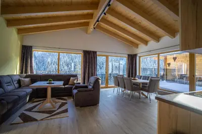 Ein Sitzbereich in der Unterkunft Alpenhof Chalets