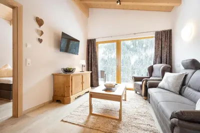 Ein Sitzbereich in der Unterkunft Alpenhof Chalets