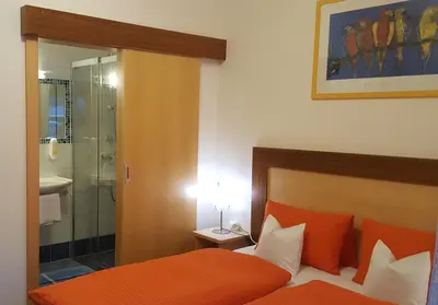 Ein Bett oder Betten in einem Zimmer der Unterkunft Hotel Garni Wolfgang