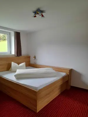 Ein Bett oder Betten in einem Zimmer der Unterkunft Hotel Garni Wolfgang