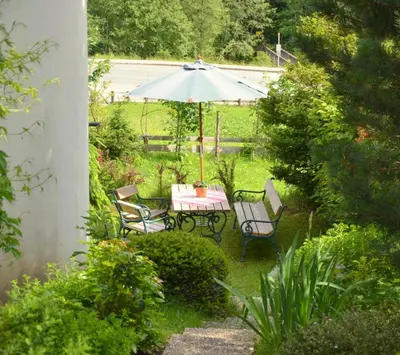Ein Garten an der Unterkunft Pension Zillertal
