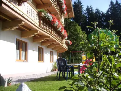 Ein Garten an der Unterkunft Ferienwohnung Schmid