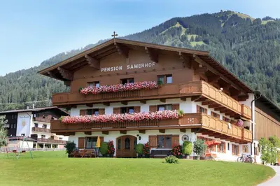 Ein allgemeiner Bergblick oder ein Berglick von des Bauernhofs aus