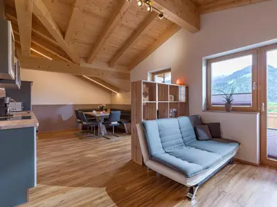 Ein Sitzbereich in der Unterkunft Ferienwohnung Obersteintal